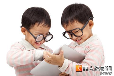台灣國小學童近視率高，應從小就補充護眼營養素，避免近視危機。