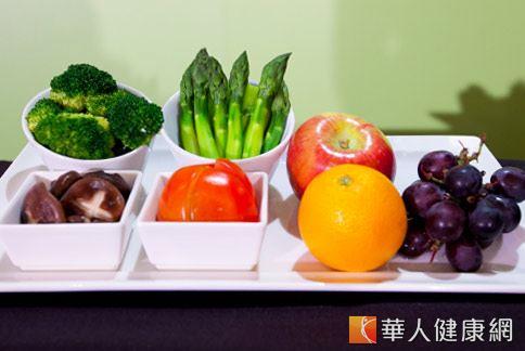 每日4蔬3果的飲食方式，有助於加強攝取對人體有益的維生素、茄紅素等抗氧化營養成分。
