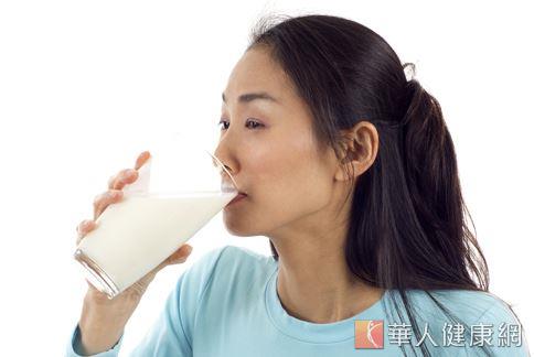成人每日所需鈣質為1000至1200 mg，最好的來源就是牛奶、豆漿等天然高鈣食物，其次才是鈣片。