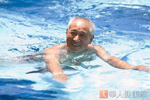 對於腰部酸痛的銀髮族而言，游泳是一種減輕腰部壓力的理想運動。