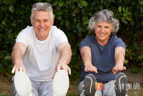 家中有長期臥床、行動不便的長者嗎？在床上或輪椅上也可以做些簡單的運動，幫助減少骨鬆機率喔！