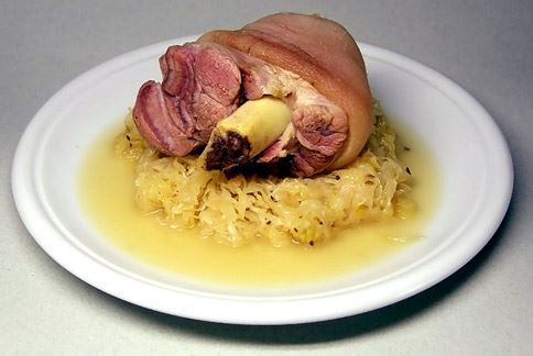 被當作德國豬腳配菜的德國酸菜，功能不僅有提升料理風味，近年有研究發現其具有防癌的效果。（圖片／取材自維基百科）