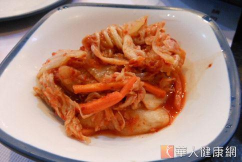 韓式泡菜和德國酸菜都是使用十字花科蔬菜醃漬發酵而成，每天適量生吃有改善腸道健康的作用。（攝影／駱慧雯）