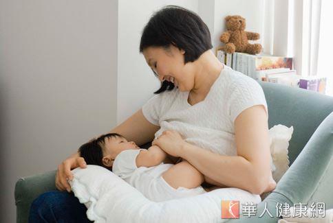 哺餵母乳不但可以增加親子互動，也能夠降低乳癌的發生率。