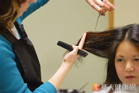 癌症病友接受化療前可先將頭髮剪短，有助於加速適應可能產生的落髮副作用。
