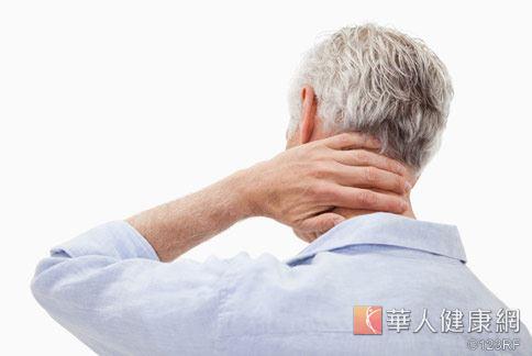 五十肩與肩部旋轉肌腱斷裂好發年長者，共同點是無法舉起手。