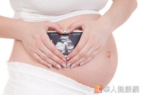 懷孕早期出血可能是母體的免疫系統問題，小血塊堵住胎兒新生血管，需使用抗凝血藥物保護胎兒。