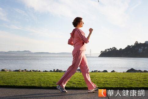 步行可以鍛鍊腹肌並刺激腸胃道蠕動，幫助人體排便更順暢。