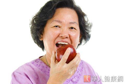 老人缺牙容易有進食和咀嚼困難的情況，長期導致營養不良，恐增加其他全身性疾病的風險。