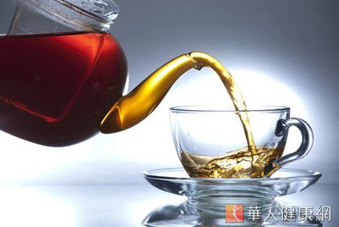 清涼的青草茶，不僅消暑解渴更有助於達到降溫效果。但清涼爽口的青草茶真的適合所有民眾使用嗎？