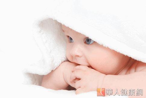 維也納大學的研究指出，冬天出生的男嬰有較高的機率是左撇子，而這與母親孕期時接收到的日光有關。