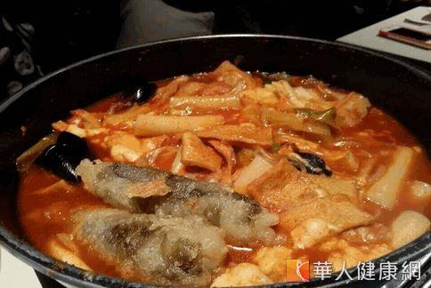 韓國知名的部隊鍋，內有韓式泡菜、罐頭午餐肉、泡麵與起司片等，吃一餐鈉含量就超標。