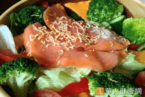 沙拉裡增加鮭魚，不只富含纖維與蛋白質，也可以補充omega-3脂肪酸，健康又營養。
