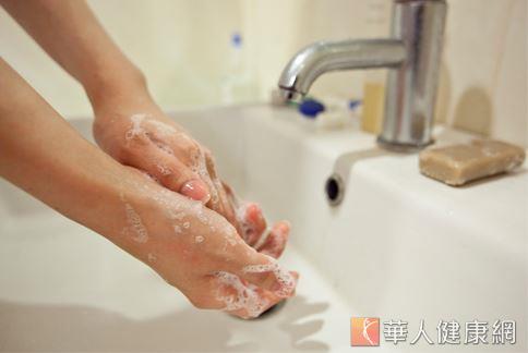 不論是肥皂、沐浴乳等各式清潔用品，當中大多會添加有助去除油汙、皮膚清潔的作用界面活性劑，對於清潔手部髒汙、怪味都有一定的效果。