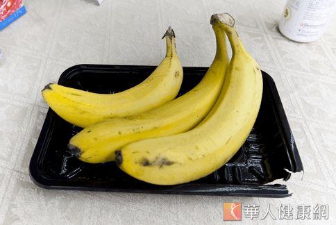營養師建議可以多吃富含鎂的食物，例如香蕉、綠花椰菜等，幫助安定神經。