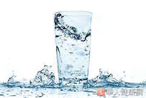 多補充水分增加排尿量，有助於減少泌尿道結石的形成，甚至排除體積小的結石。