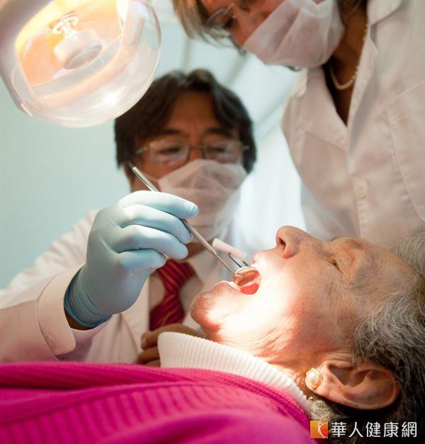 日本研究發現，老年人缺牙不處理不僅會降低咀嚼能力，也會增加失智的風險。