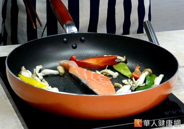 接下來把鮭魚與蔬菜料煎熟，裝飾於炒好的雞蛋上。（攝影／洪毓琪）
