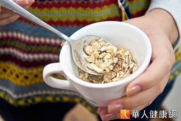 早餐吃碗高纖維質的燕麥粥，可有效降低壞膽固醇。（圖片／華人健康網資料照片）