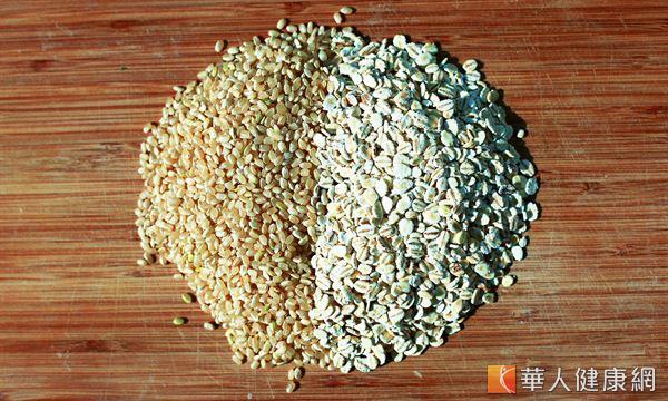 以燕麥或糙米代替精製的白米，能讓你一邊吃飯，一邊排毒防癌。