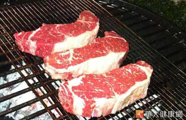 重組牛肉中為了讓牛肉顏色變得較紅潤，而添加硝酸鹽，遇熱有致癌風險。