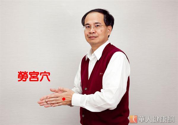 透過雙手相互摩擦、刺激勞宮穴的動作,不僅能幫助生熱,更能促進氣血循環,使身體逐漸暖和。(攝影/江旻駿)