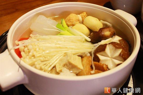 以蔬菜和菇類熬製的湯頭，含有天然甜味，可減少調味料的使用，湯底熱量較低。（圖片／華人健康網資料照片）