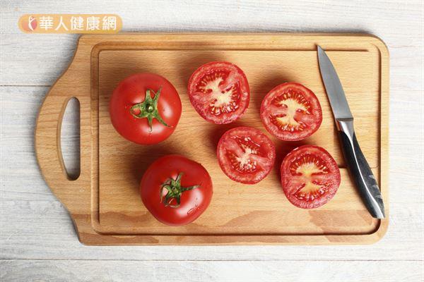 番茄富含茄紅素，是很強的抗氧化物，而且屬於脂溶性成分不怕高溫，煮湯也能喝進豐富營養。