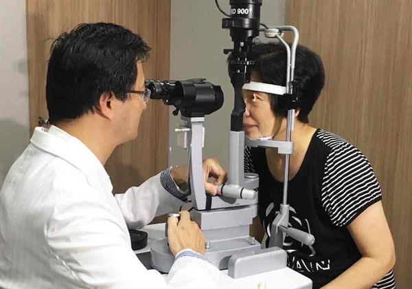 王孟祺醫師(左)強調，眼屎變多與病毒或是細菌感染有關。(圖片提供／珍世明眼科)