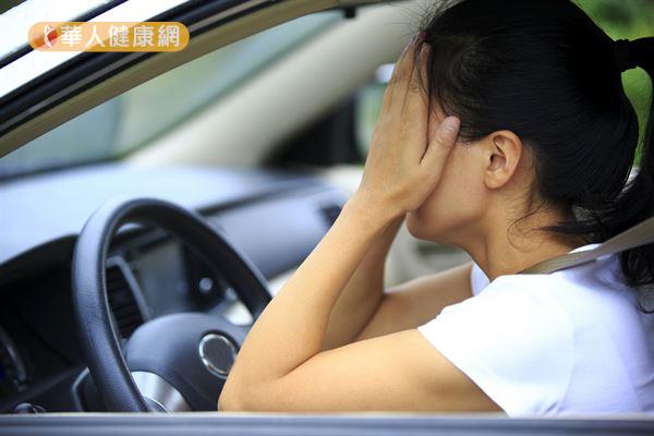 若腦下垂體瘤體積過大而壓迫視神經，患者會出現視野缺損的症狀，開車時容易沒注意到旁邊的人車，十分危險。