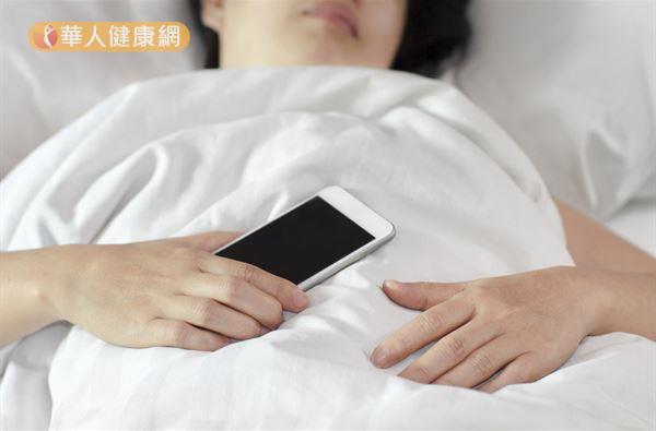 建議腦下垂體瘤患者,減少手機等物品的輻射暴露量。