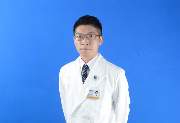 台北慈濟醫院耳鼻喉科主治醫師黃韻誠表示,規律的生活作息以及適當的飲食控制,絕對是咽喉逆流症的首要治療。目前的治療方式,除了降低胃酸分泌,還可搭配黏膜保護的藻膠酸藥物。