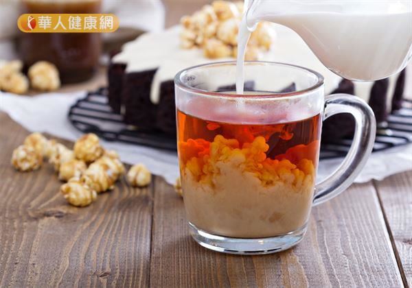「薑汁奶茶」的材料有紅茶包1包、熱開水120C.C.、鮮奶120C.C.、老薑1小塊。