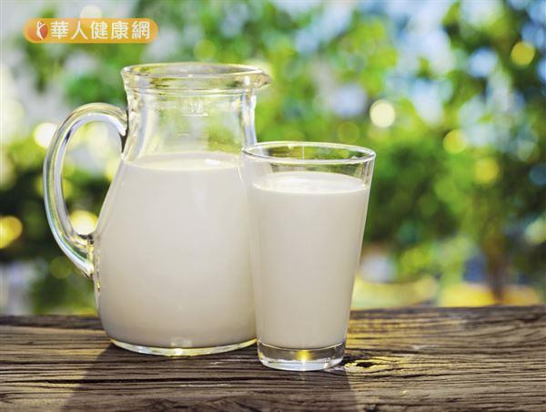 曾有研究發現，喝低脂和脫脂鮮奶會提高痘痘生成的風險，但喝全脂鮮乳就沒關係。