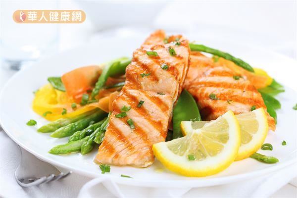 鮭魚富含Omega-3脂肪酸，有助於減少體內發炎、調節免疫力。