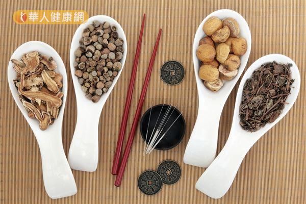 中醫認為透過體質調理、針灸、漢方茶飲和推拿按摩等4個方法,讓乾眼症回復正常並非難事。