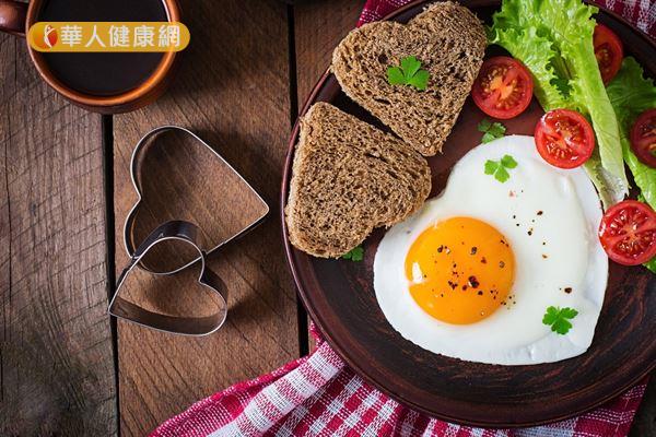 3大營養素(醣類、蛋白質、脂肪)均衡攝取,並搭配多樣化且足量的新鮮蔬果,就是標準的活力早餐。
