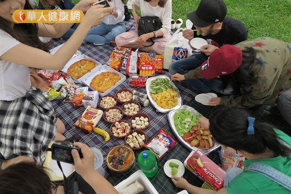 華人健康網的員工也是一般人,偶爾也會吃些高熱量、高糖分的「罪惡美食」。