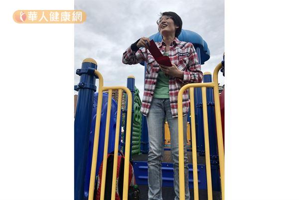 營運長馬千涵發放端午節禮金,為歡樂的員工野餐活動畫下美好的句點。