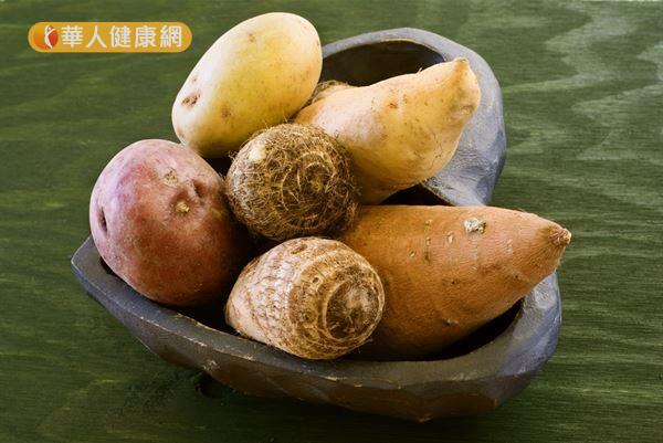 在六大類食物中,以全穀類食物(糙米、帶皮地瓜、芋頭等)的膳食纖維最高。
