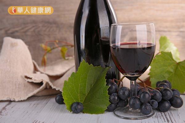 紅酒雖然含有可預防脂肪肝的白藜蘆醇,但酒精本身也有熱量,過量飲用會抵消抵銷降膽固醇和控血糖的好處,反而可能導致酒精性脂肪肝,不可不慎。