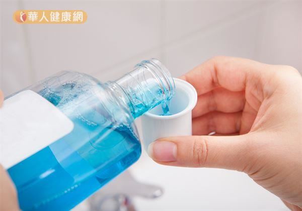 刷牙後同時搭配漱口水使用，也有助於保持口腔清潔及去除異味。若緊急時刻，適度使用漱口水漱口也是很好的口臭急救方式。