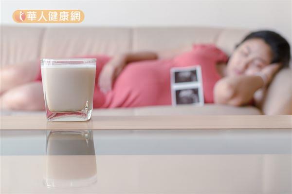 想讓產後乳汁分泌更順暢,產前2個月,媽咪們就可以多補充高品質的優質蛋白質;同時避免厚重油膩的飲食,來減輕身體負擔,都有助於產後乳汁的分泌。