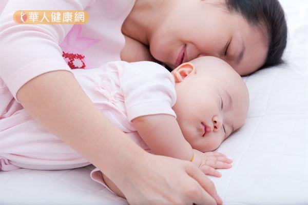 睡眠不足、身體得不到充分的休息,也會造成的奶水分泌出現異常。建議產後婦女忙碌之餘,也要照顧好自己、適度尋求親友的協助,維持充足的睡眠。
