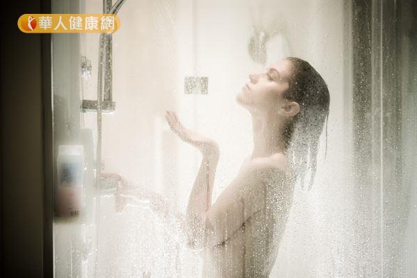 一天之內不要洗太多次澡,水溫不要太高,也不要過度使用沐浴清潔劑,以免過度清潔而加重痱子的情況。