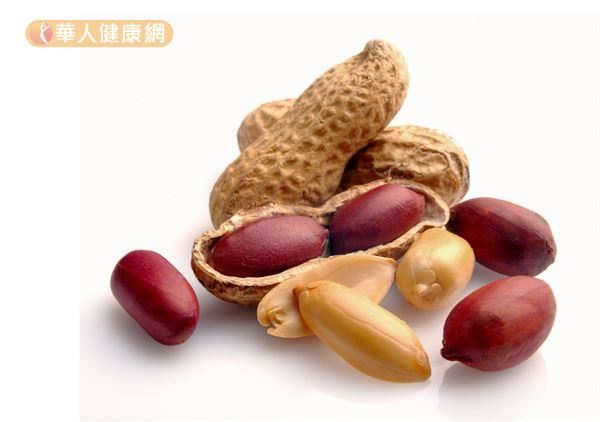 引起青春痘的原因多半與不當飲食與熬夜有關,建議在飲食上要儘量遠離「上火食物」,包括芝麻、花生。