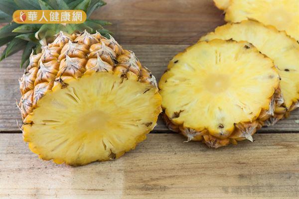 坊間流傳提到吃鳳梨會上火，可能原因是鳳梨含有刺激性的生物鹼和鳳梨酵素。