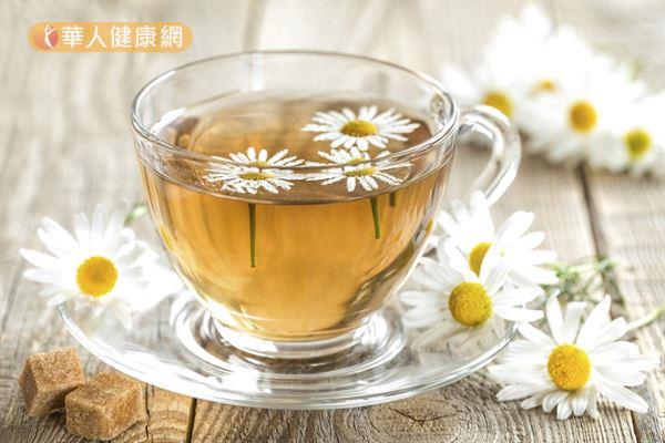 用花草茶、洛神茶、麥茶來取代手搖含糖飲料，可以免去白開水的無味感，也能減少含糖飲料對健康的傷害。