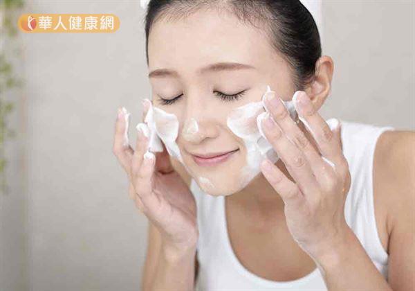 根據門診經驗觀察，高達9成民眾不懂得正確洗臉。