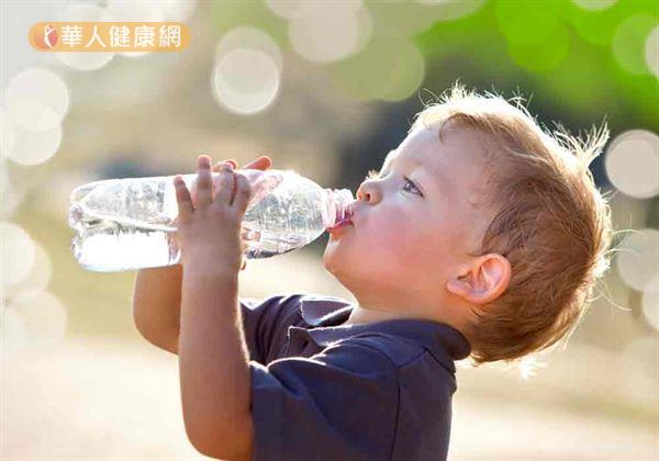 梅雨期間，醫師提醒幼童，少喝冰涼甜品飲料，避免誘發過敏氣喘。